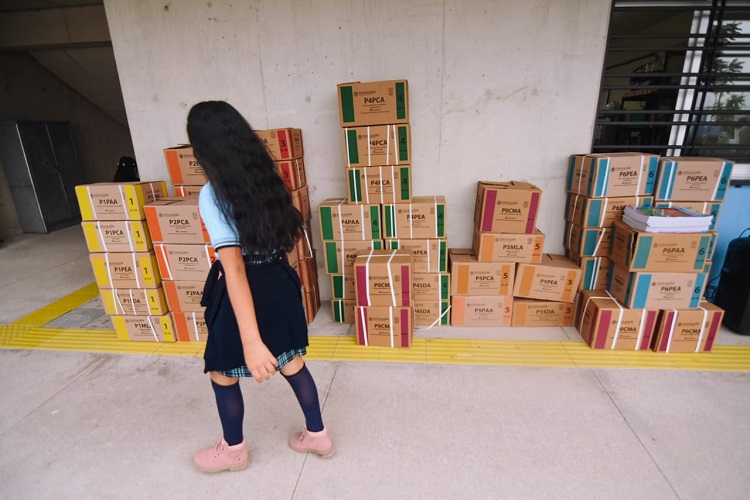 POR FIN. Tras la polémica por el contenido de los libros, escuelas de Jalisco comenzaron a recibir los textos. (Foto: Miriam Jiménez)